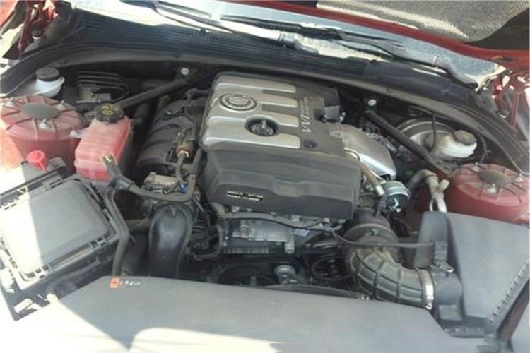 打开发动机舱盖，将开云app官方在线入口盒盖朝前掀起，取出空气滤芯，轻轻拍打滤芯端面