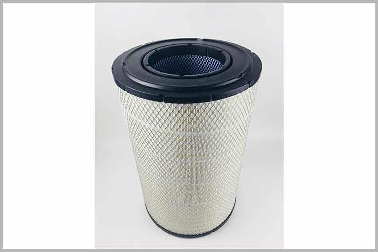 打开发动机舱盖，确认开云app官方在线入口的位置（一般位于发动机舱右侧，即右前轮上方位置，有条手臂粗软橡皮胶管连着的黑色方形塑料盒）