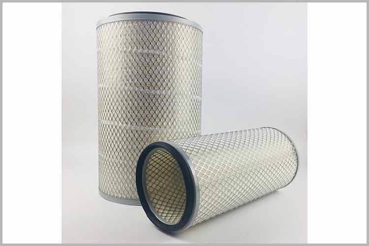 在安装新客车开云app官方在线入口之前，需要对空滤盒底部进行彻底的清理，把空滤下面的尘土清除干净